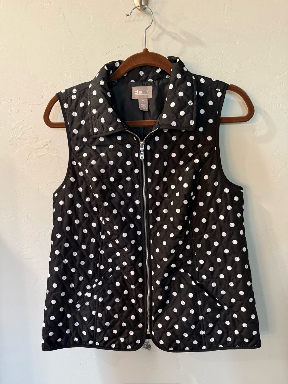 Chico's Black and White Polka Dot Lightweight Quilted Zip Vest Small (0)